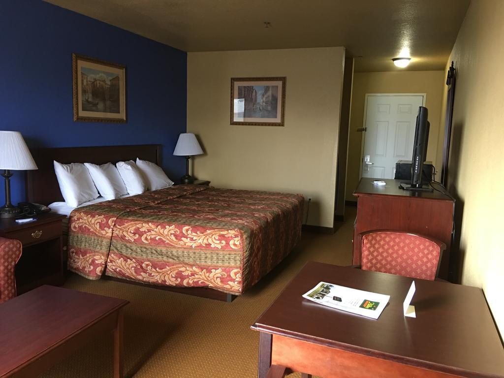 Econo Lodge Inn & Suites Greenbrier Exterior photo