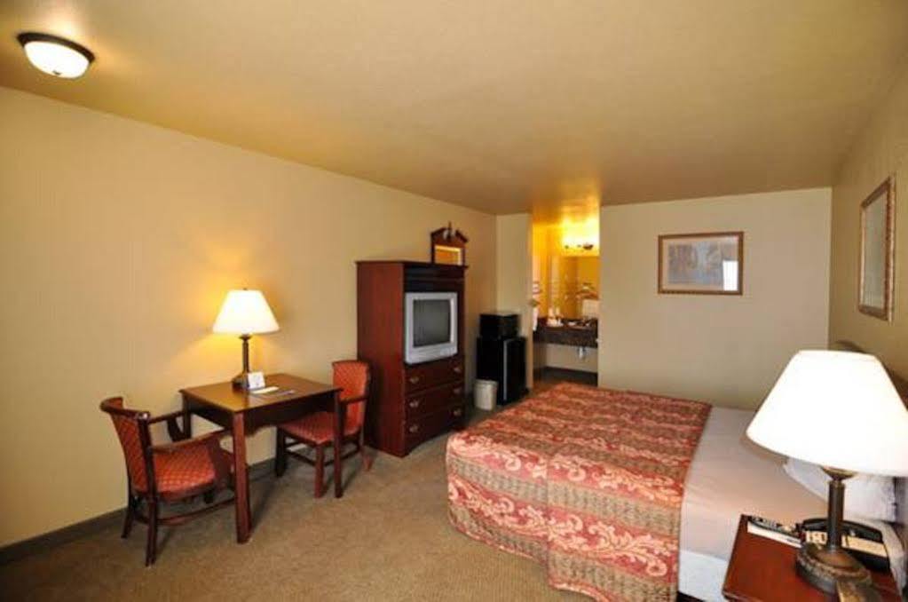 Econo Lodge Inn & Suites Greenbrier Exterior photo